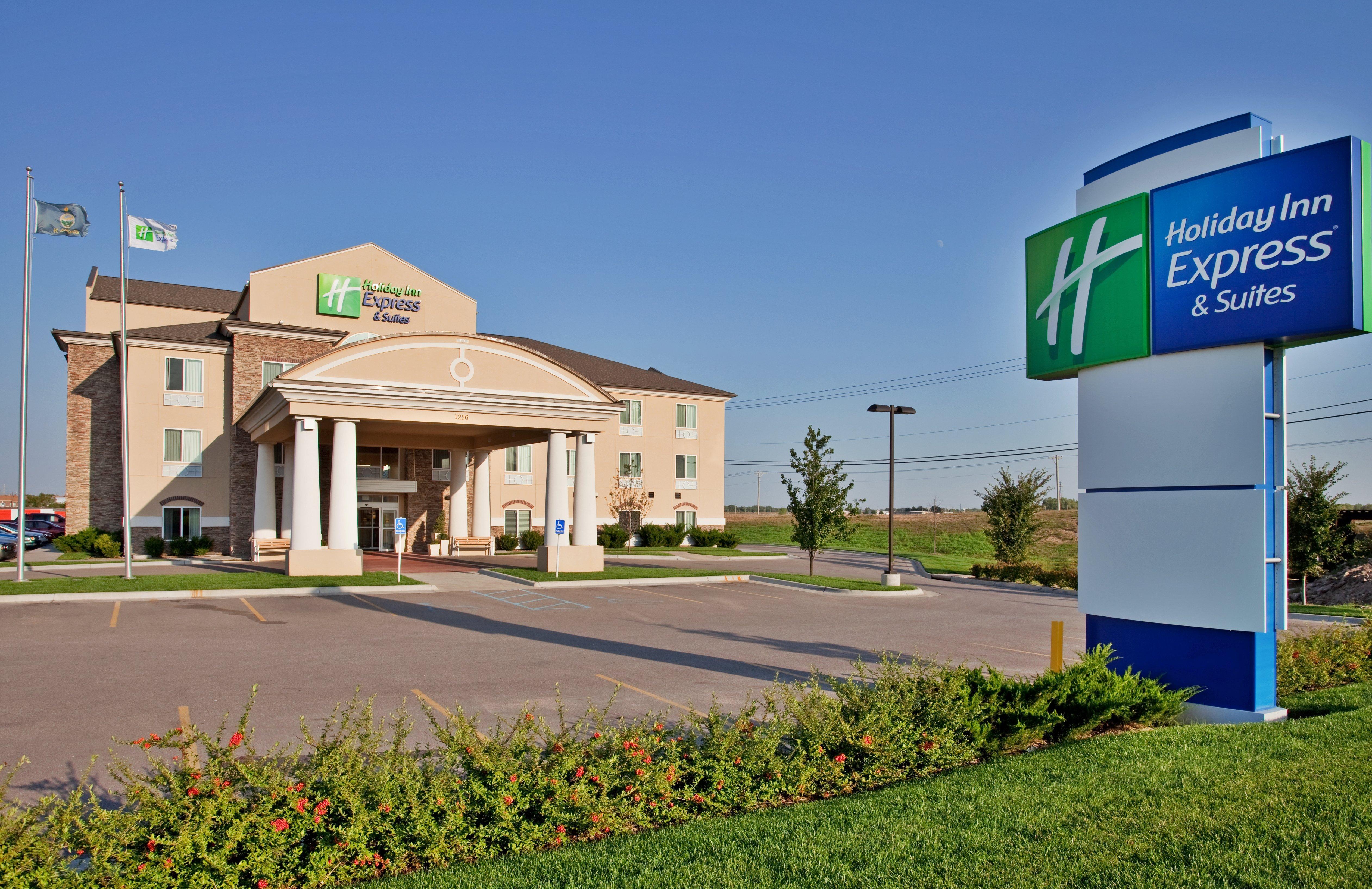 Holiday Inn Express Hotel & Suites Wichita Airport By Ihg Экстерьер фото