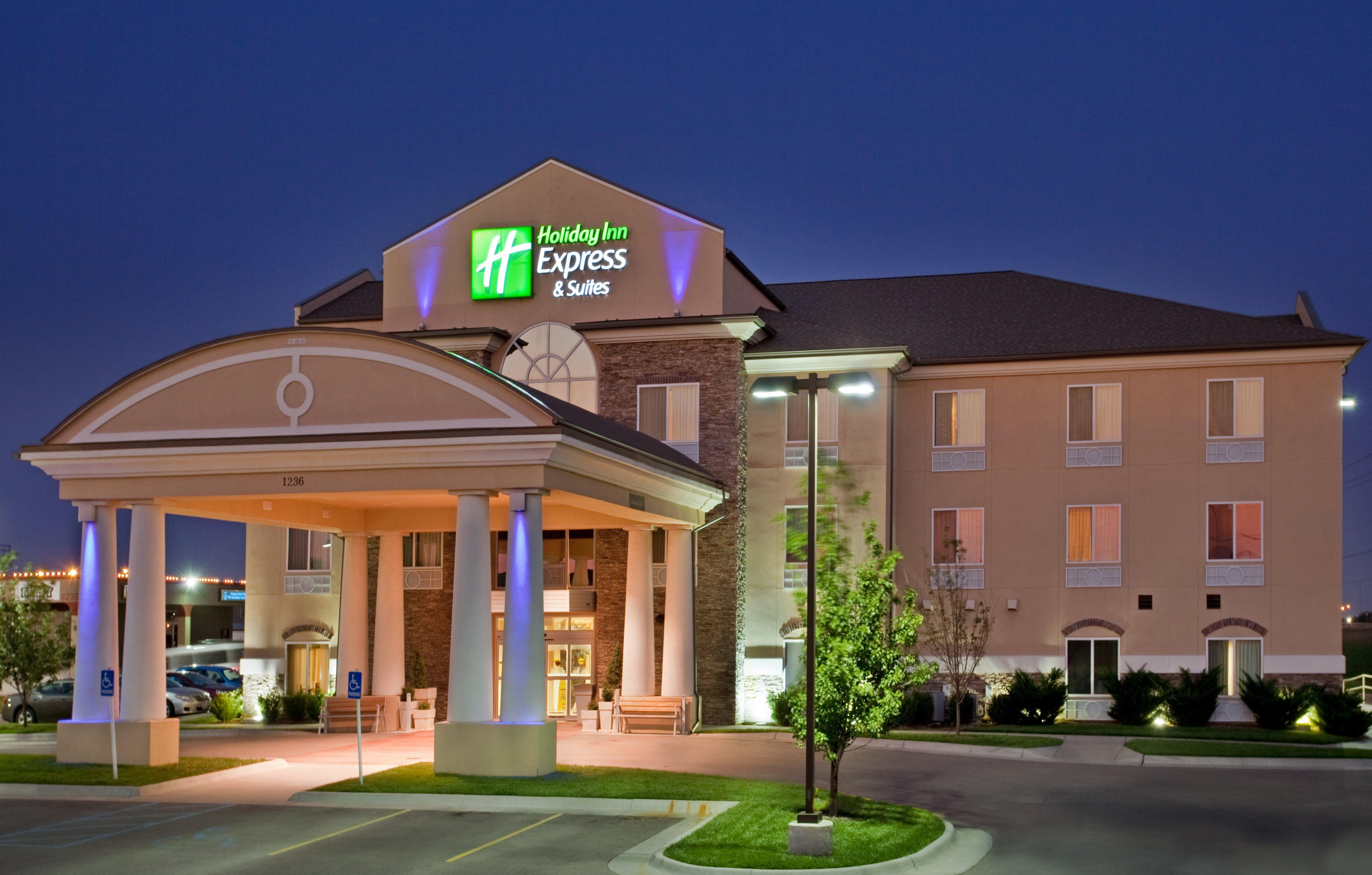 Holiday Inn Express Hotel & Suites Wichita Airport By Ihg Экстерьер фото
